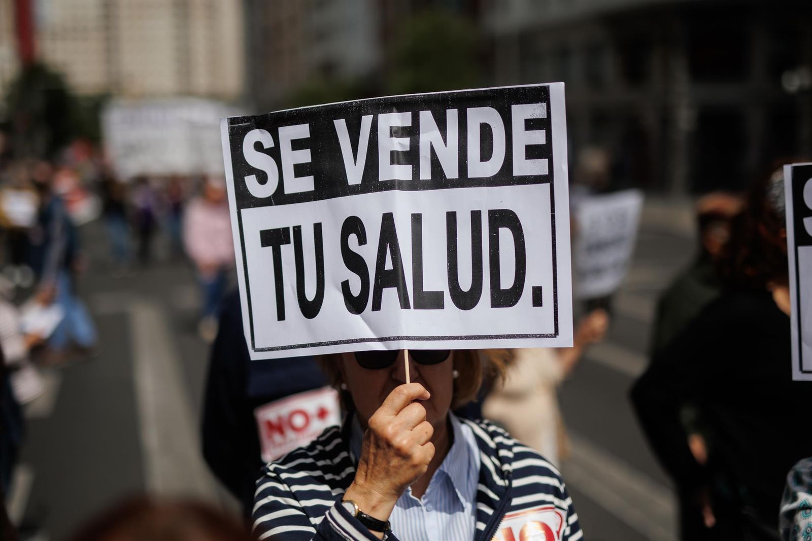 Una manifestante protesta contra los recortes en la sanidad andaluza.