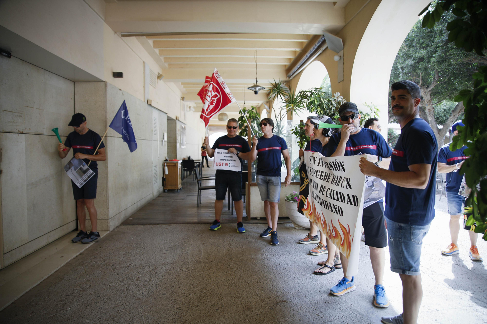 Manifestación de los bomberos quemados de Almería, en imágenes