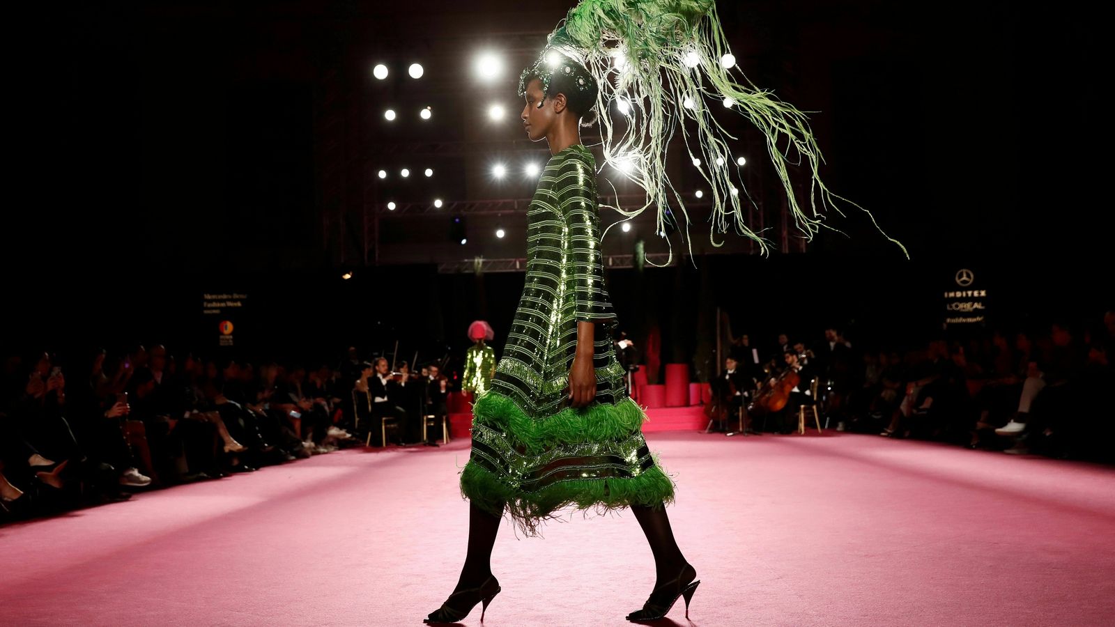 Otro instante del pase de Pertegaz.