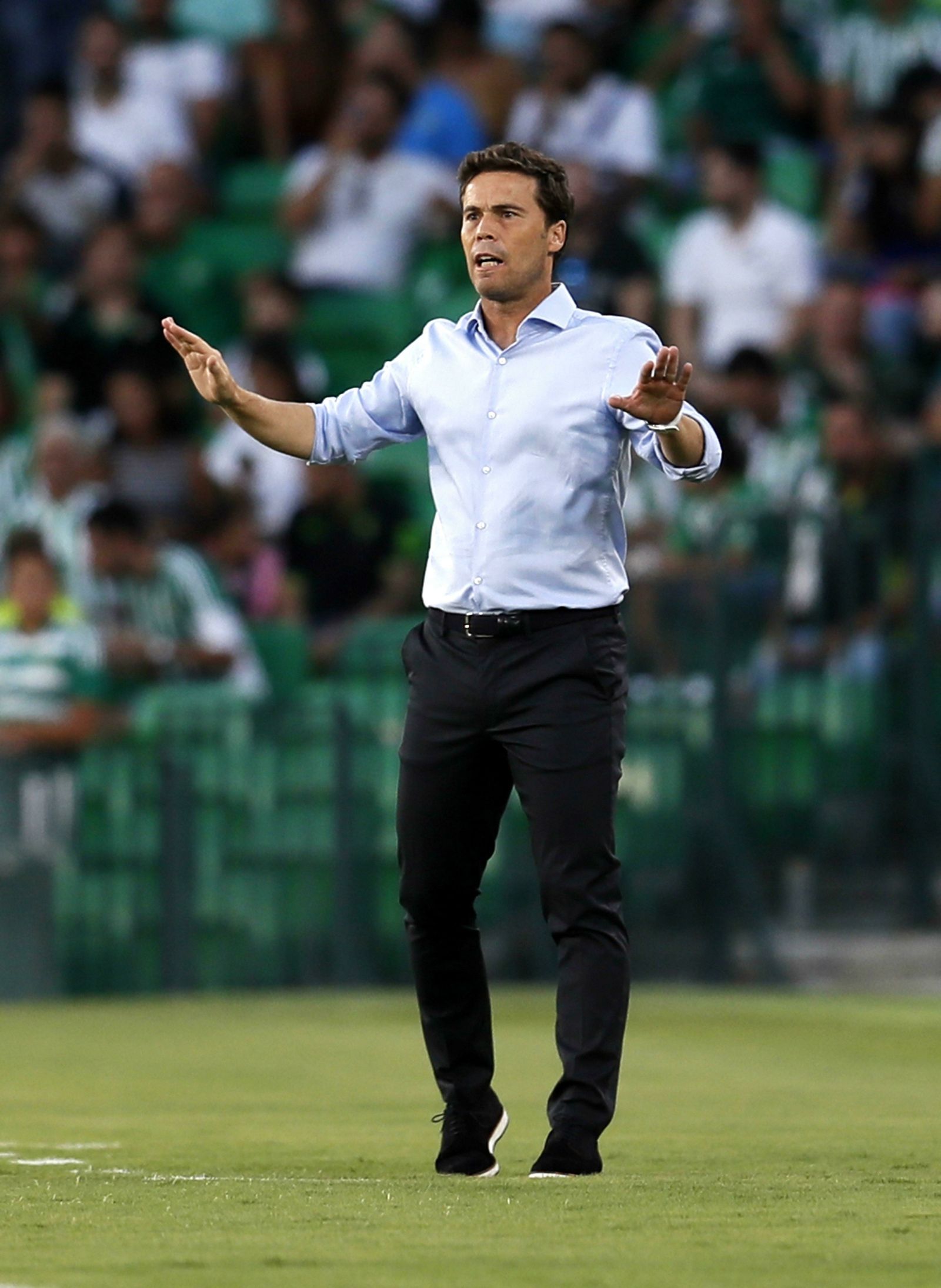 Rubi pide calma a sus jugadores en un lance del partido ante el Valladolid.