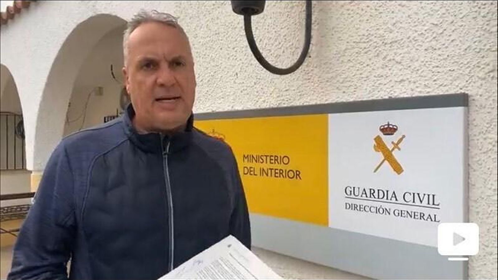 Juan Carlos Ruiz Boix tras poner una denuncia en el cuartel de la Guardia Civil.