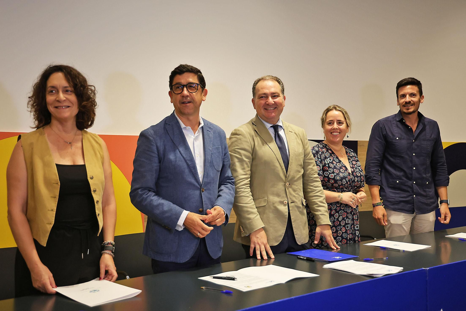 Imágenes de la firma con alcaldes de 34 municipios los convenios del programa 'Tu Diputación Invierte'