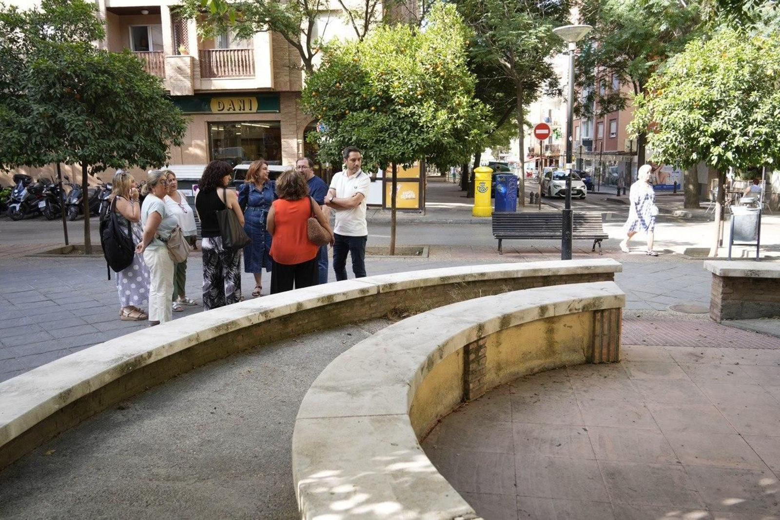Visita del grupo socialista al barrio.