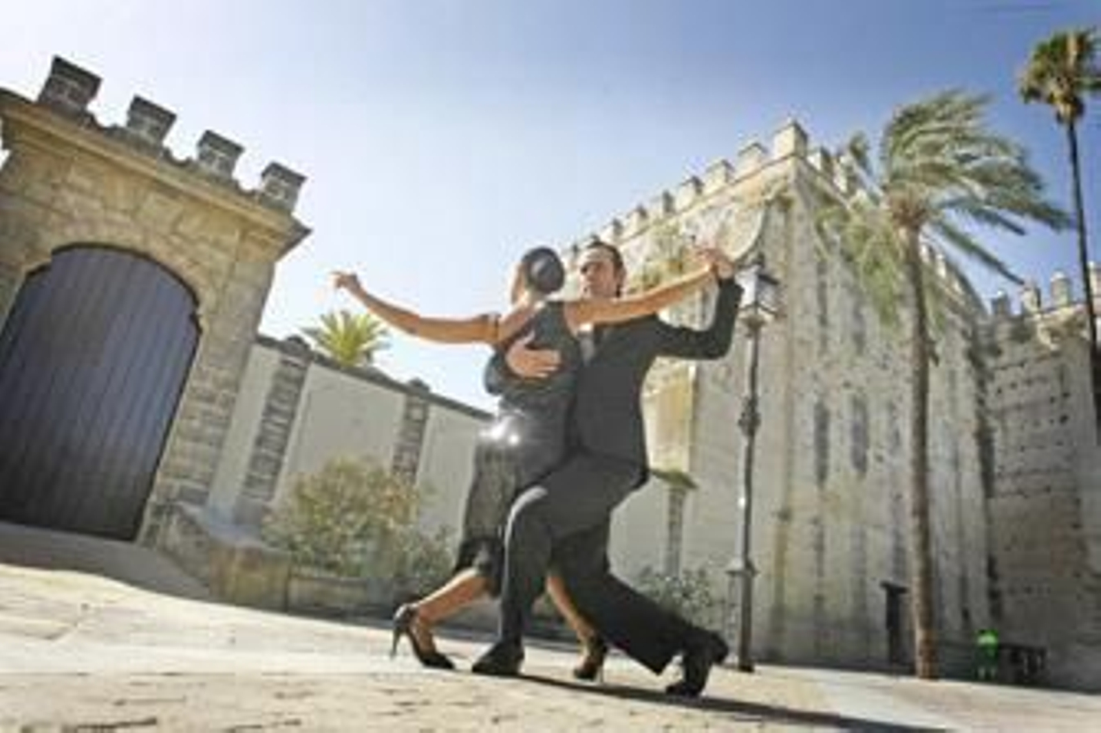 Alberto y Cristina hacen una demostración, ayer, junto al Alcázar. /Pascual
