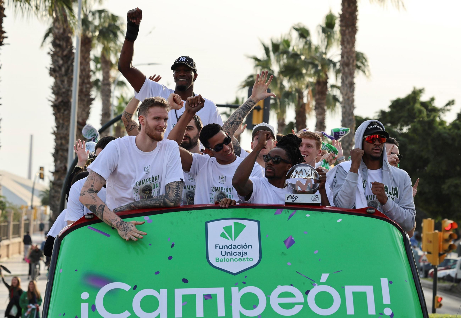 El Unicaja pasea su Copa del Rey por las calles de Málaga.