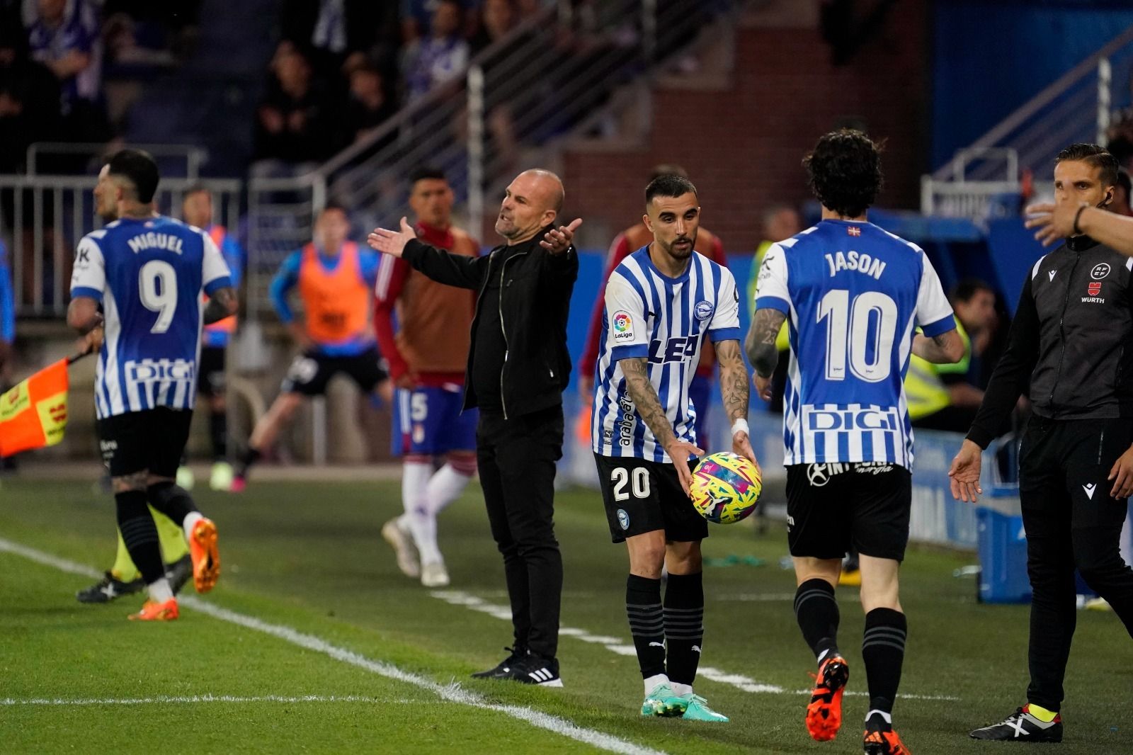 Paco López protesta al colegiado.