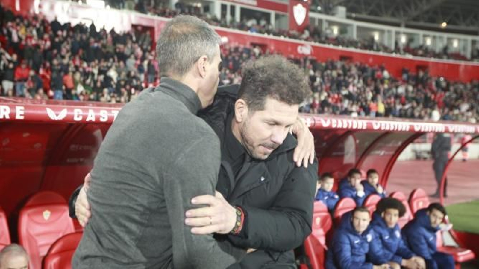 Garitano y Simeone se saludan antes del comienzo del encuentro.