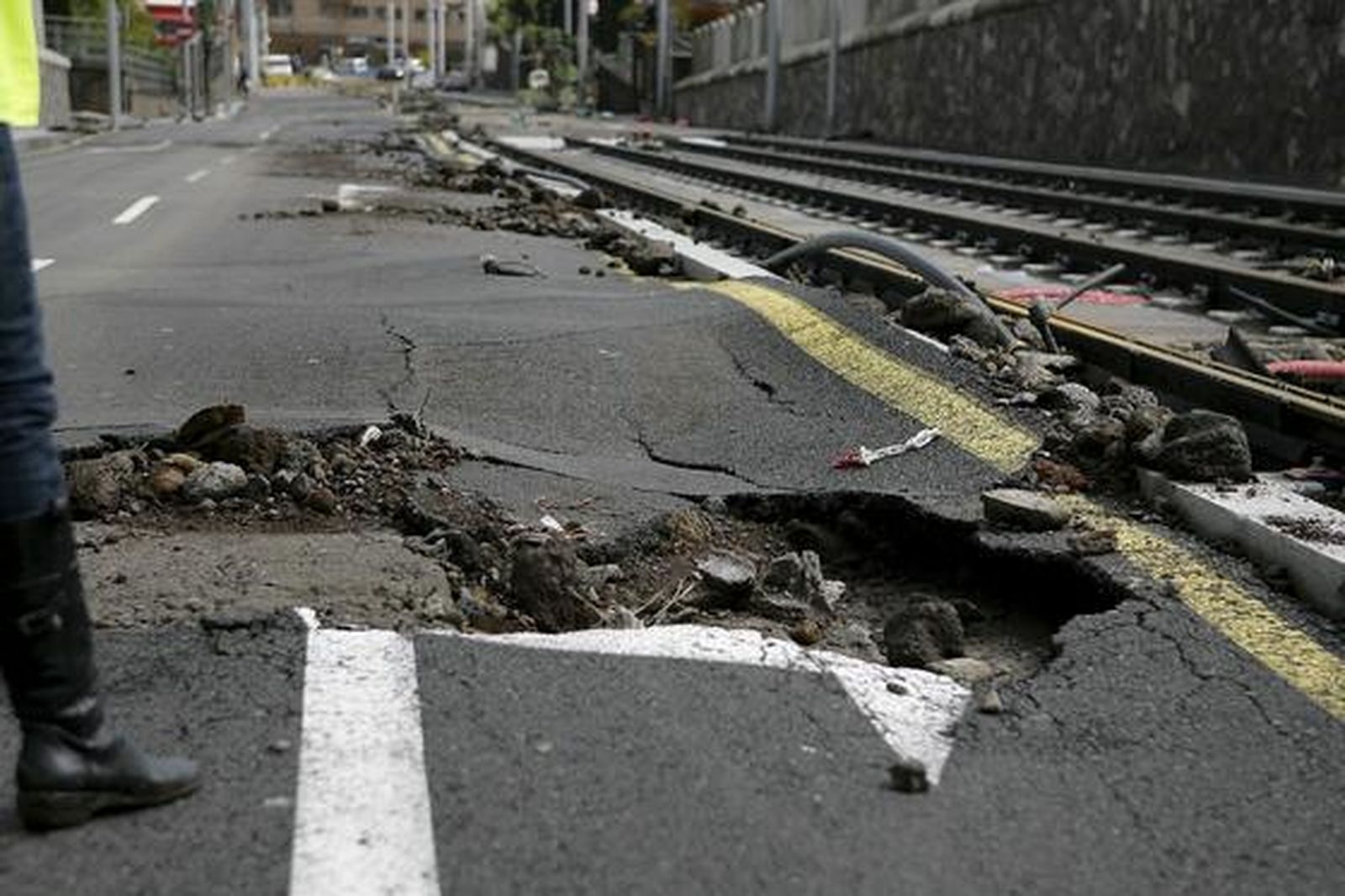 Daños en una calle de Santa Cruz de Tenerife por las intensas lluvias.

Foto: Cristóbal García (Efe)