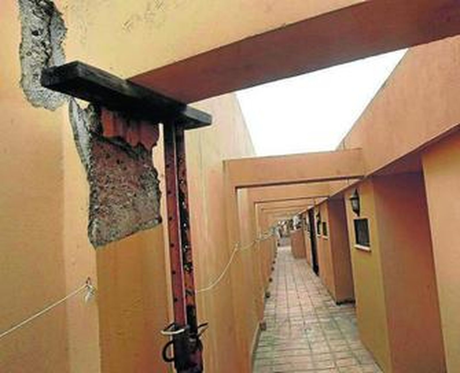 Detalle de los desperfectos que presenta Los Camarotes, ayer.