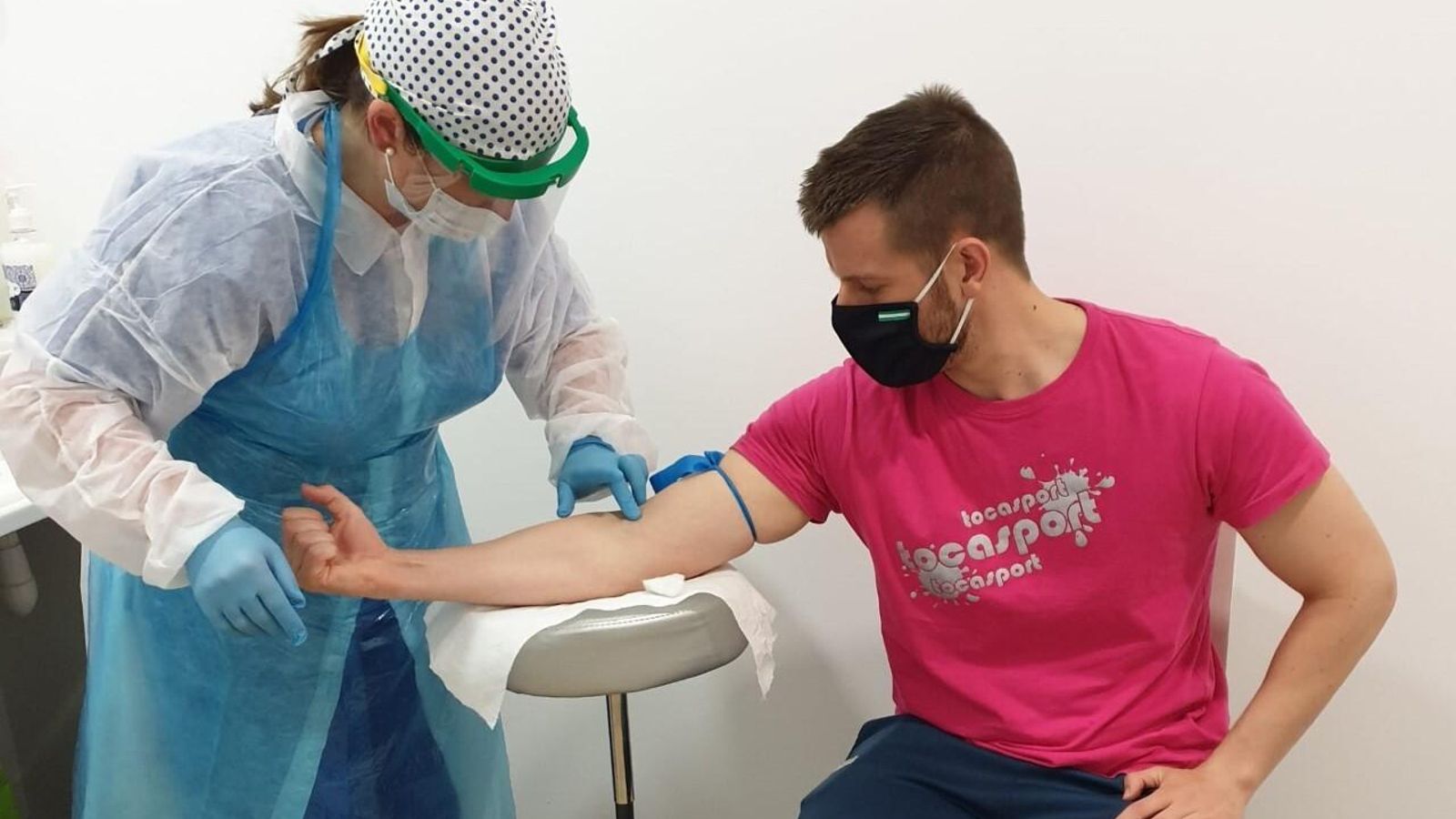 Otra toma de muestras para realizar el test del Covid a un trabajador del Ayuntamiento de Osuna.