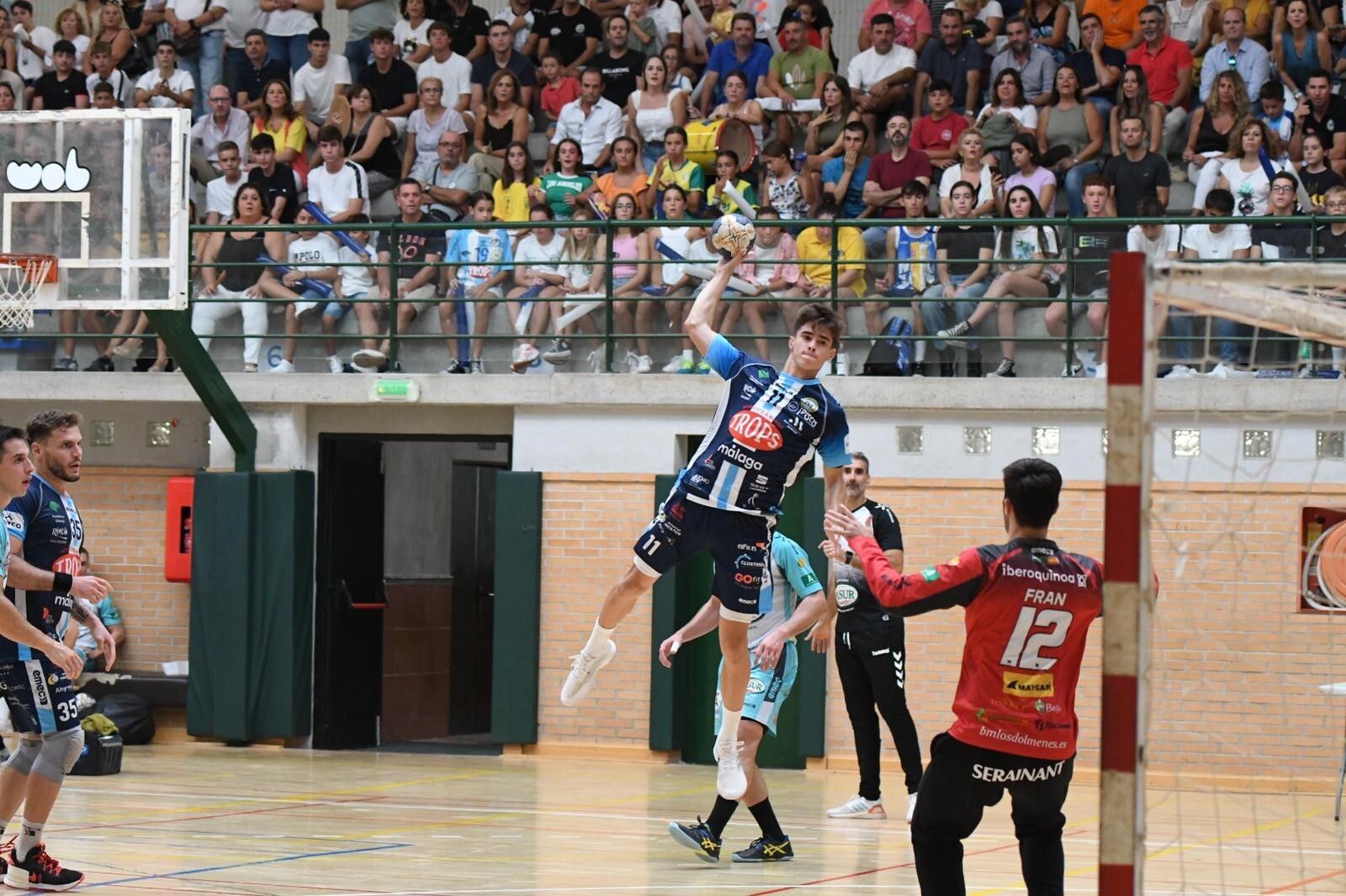 Pablo Soler lanza a portería.