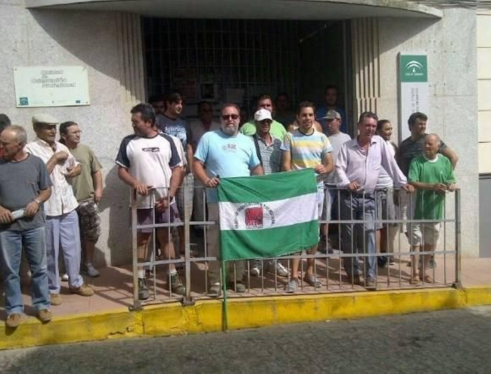 Miembros del SAT se encierran en oficinas del Inem contra los recortes