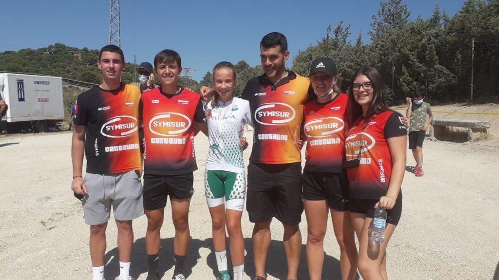 Ana Villena, con sus compañeros del Symisur Centauro Bikes.