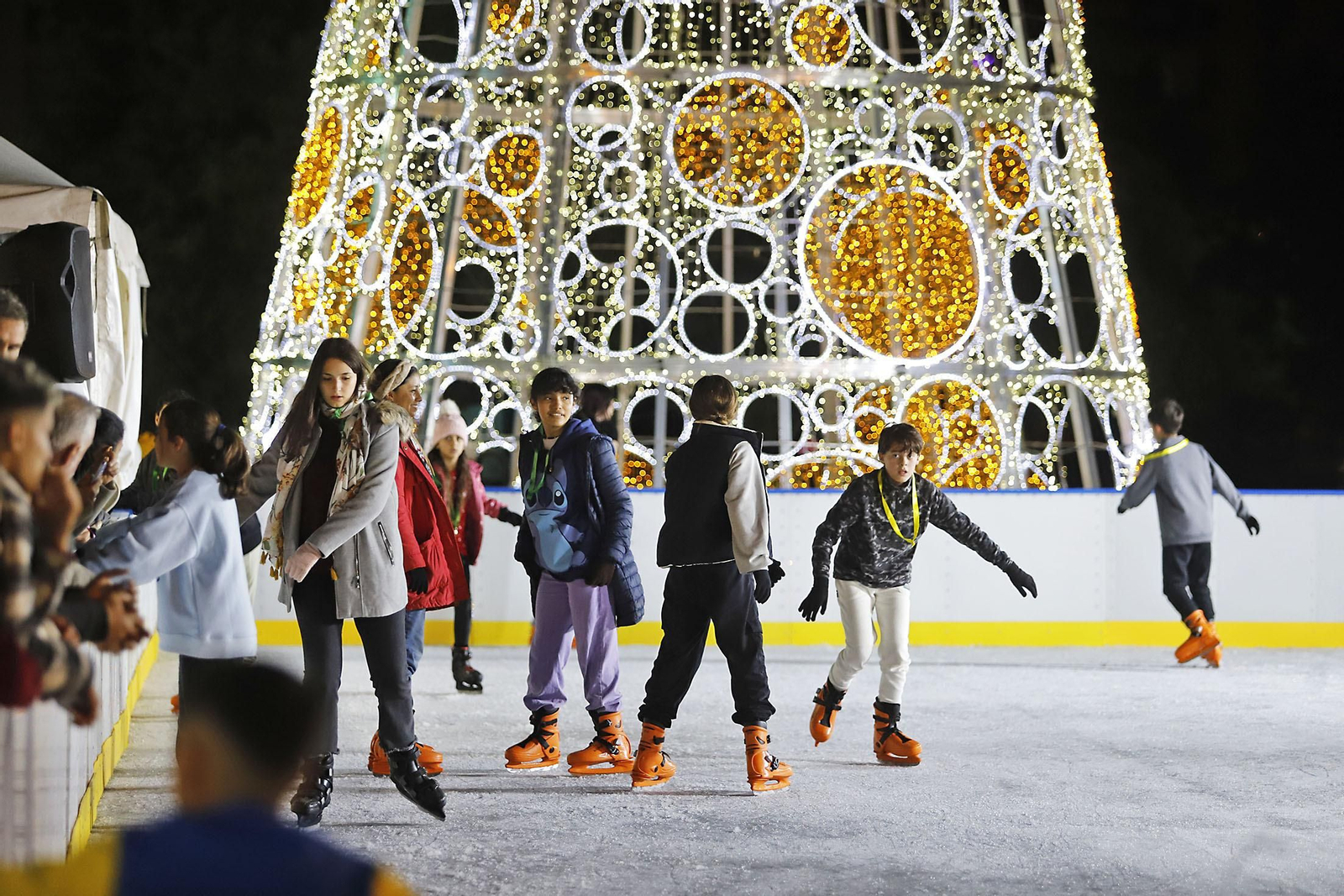 Imágenes de la pista de hielo en Isla Chica por Navidad