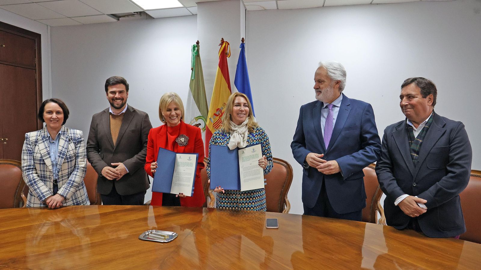 Responsables municipales y autonómicos, este lunes tras la firma del convenio.