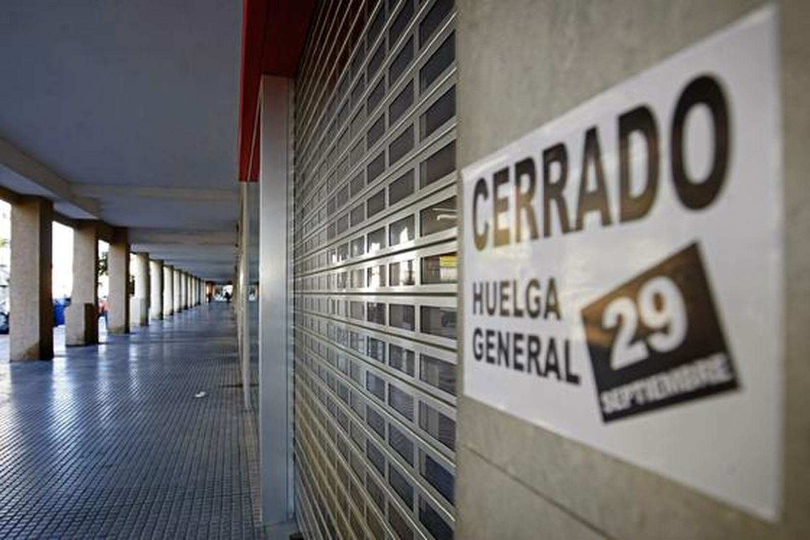 Los piquetes tomaron el centro de la capital desde primera hora de la mañana para impedir la apertura de comercios y empresas. /Julio González