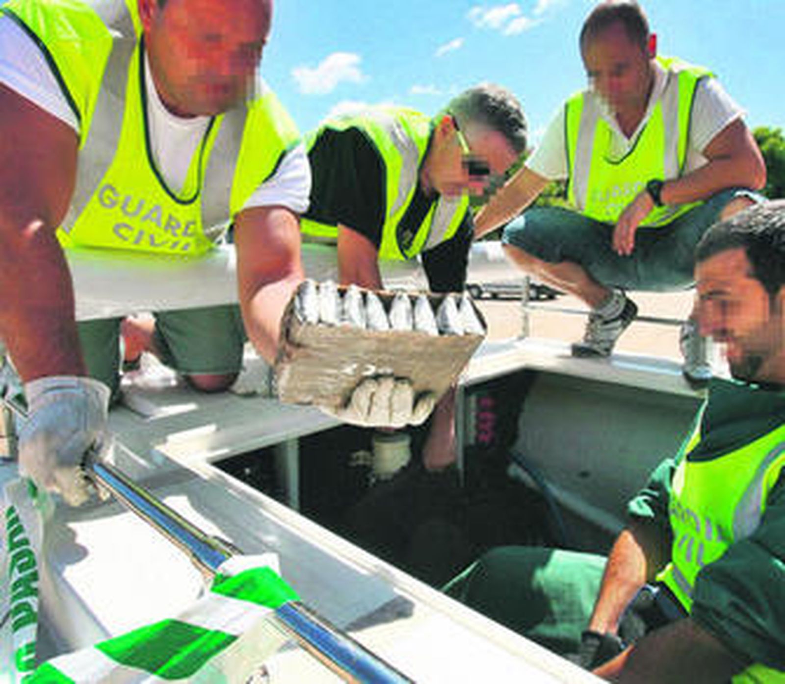 Agentes de la Guardia Civil extraen la droga de una de las embarcaciones incautadas en Tarragona.