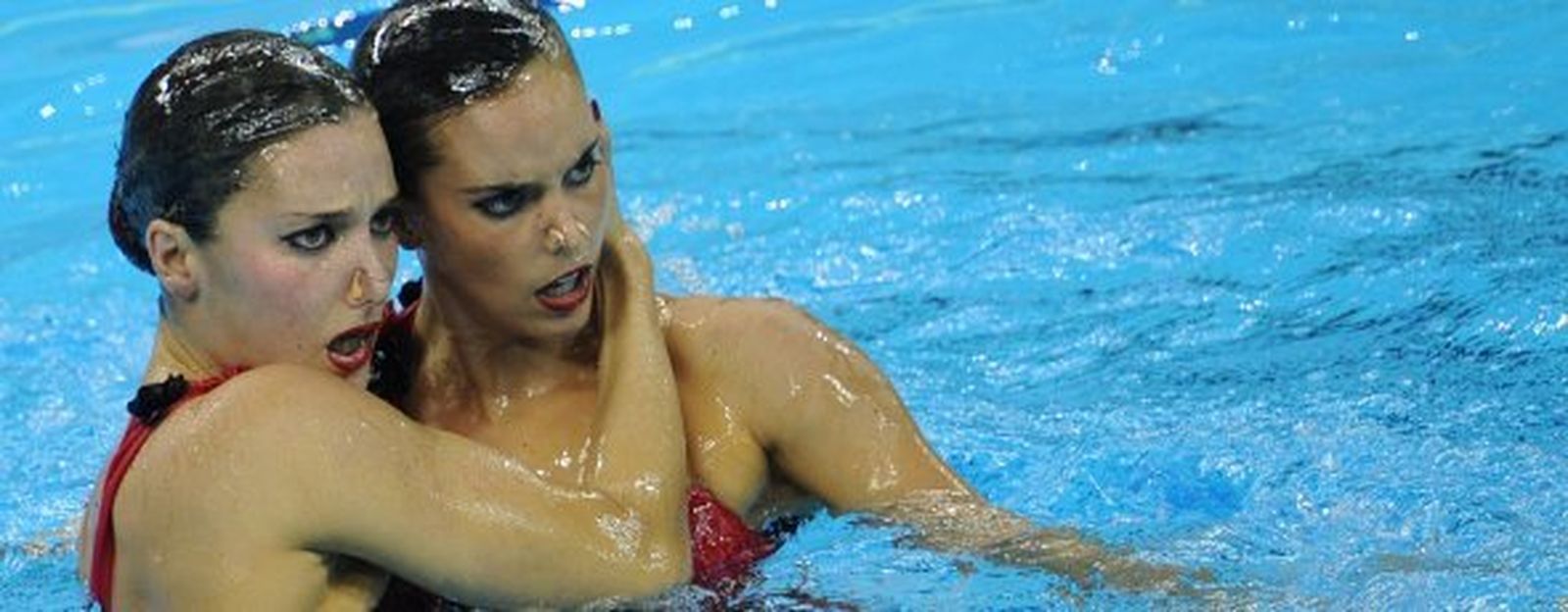 Ona Carbonell posa con sus diseños y su compañera Paula Klamburg