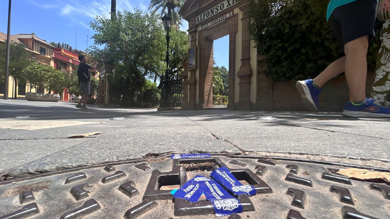 Pegatinas de la Policía Nacional en una arqueta ya inspeccionada junto al hotel Alfonso XIII.
