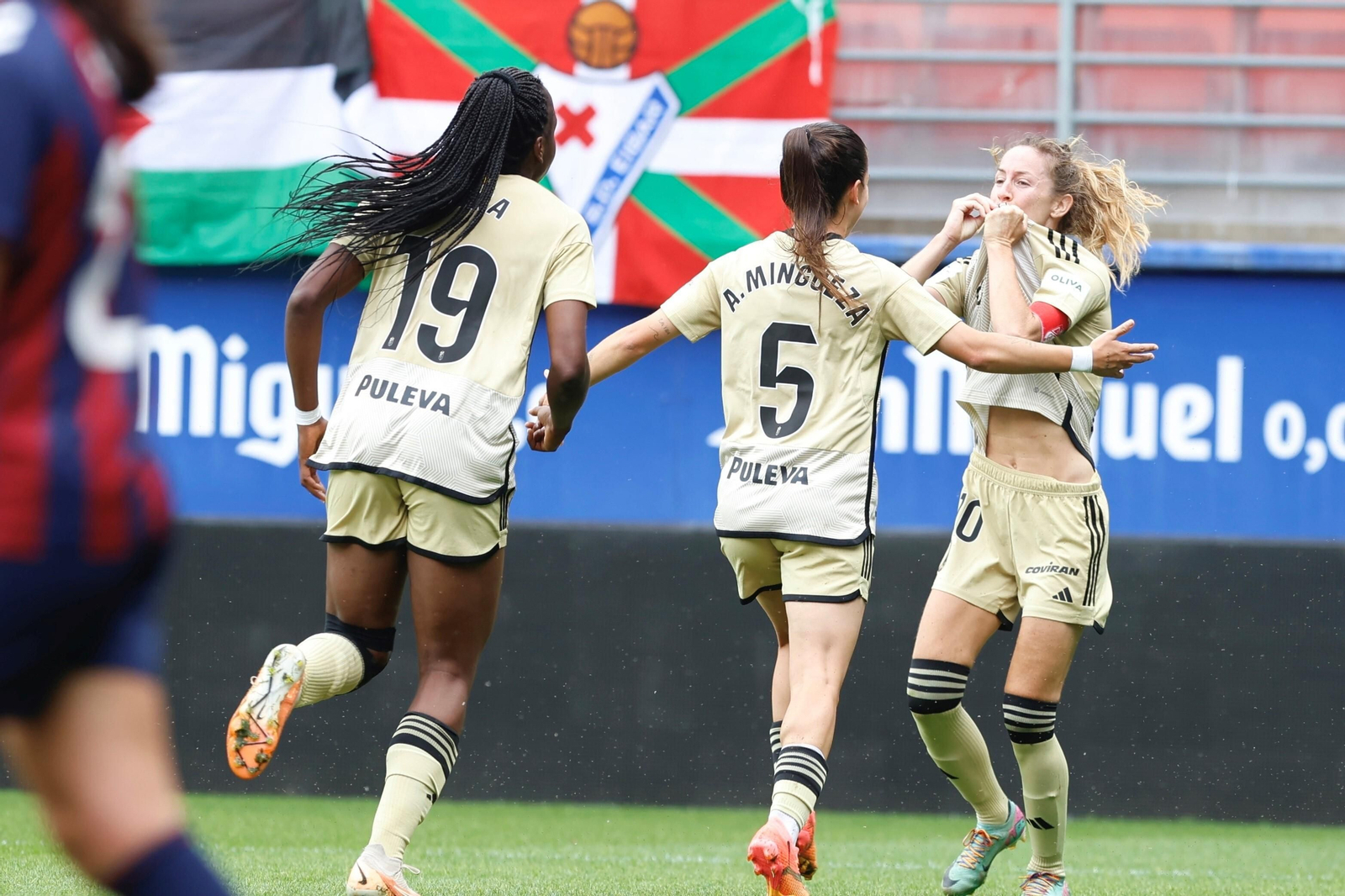 Lauri celebra besándose el escudo el gol que le marcó al Eibar