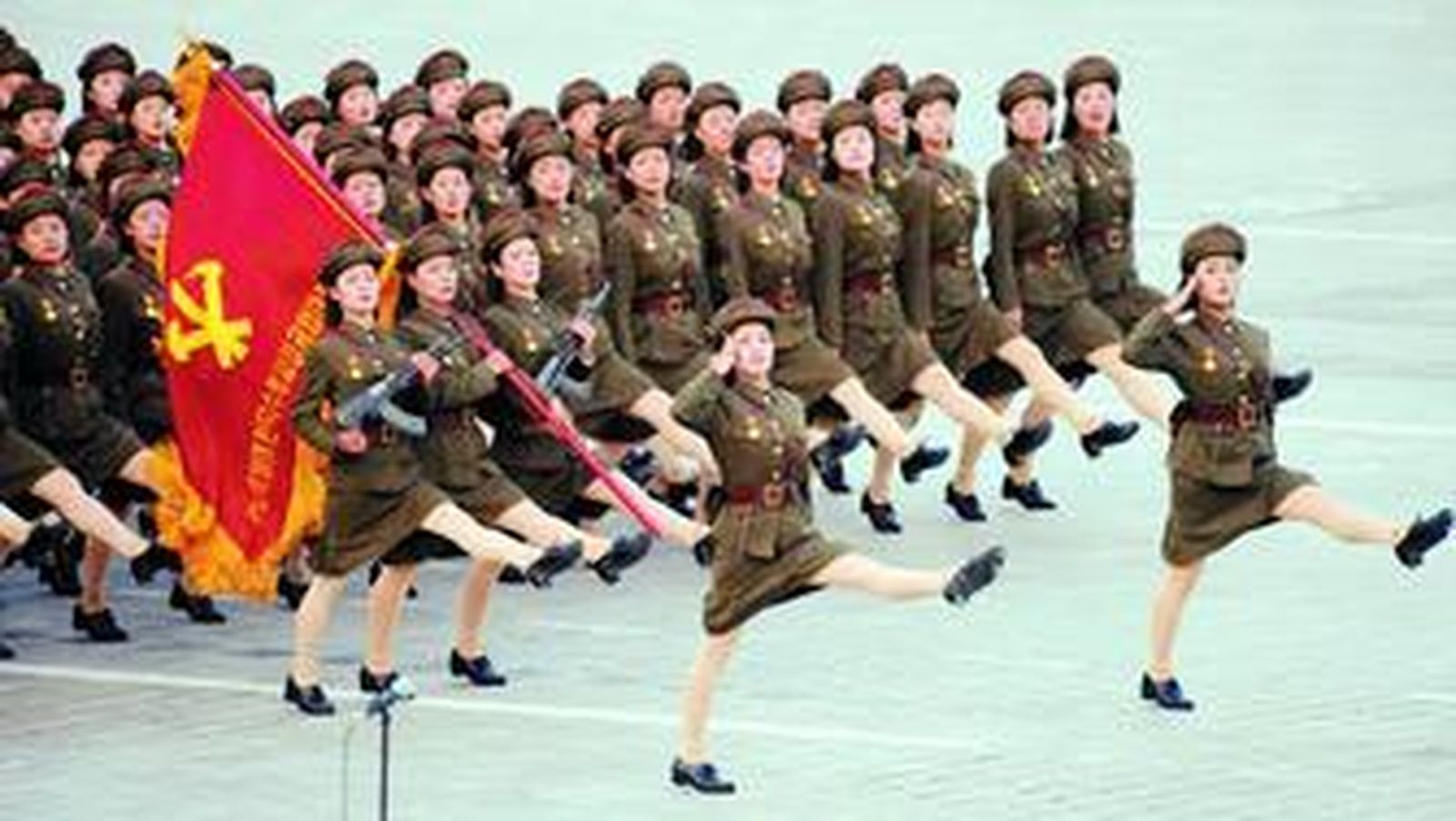 En la más pura línea estalinista, una compañía femenina desfilaba ayer antre los mandatarios norcoreanos en Pyongyang.