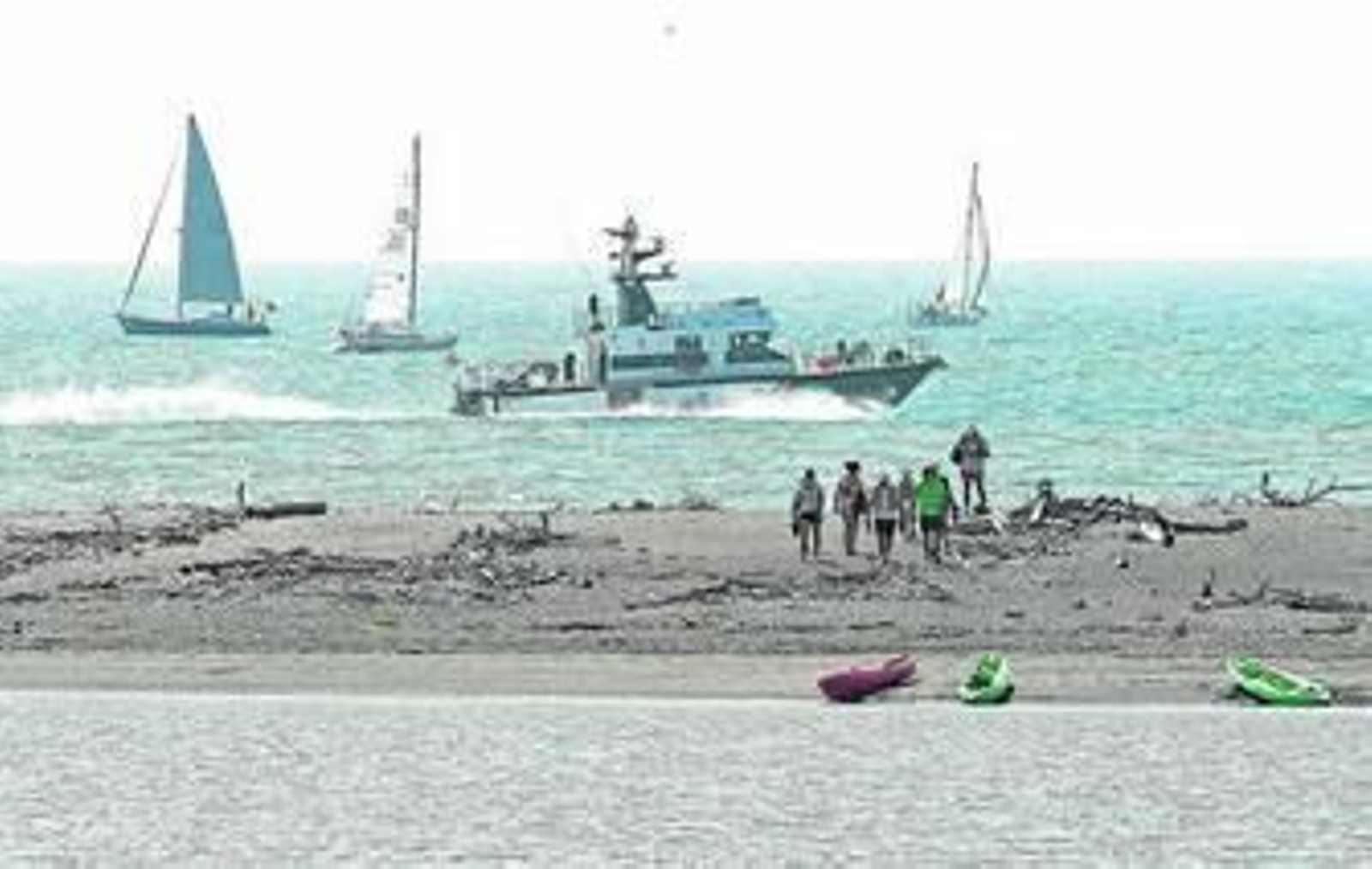 Una patrullera de la Guardia Civil navega a la altura de la desembocadura del río Guadiaro, ayer por la mañana.