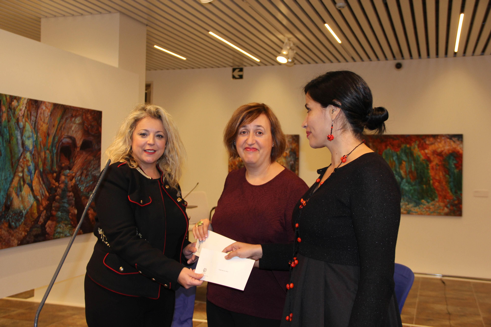 La diputada de Cultura, junto a Amaranta Osorio e Itziar Pascual.