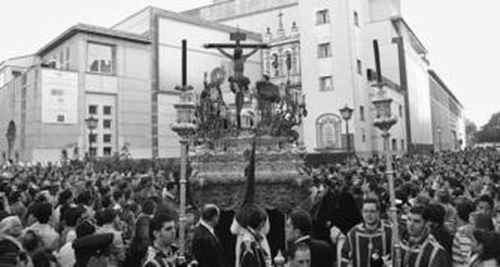 María del Carmen Grove llora a la salida del palio.