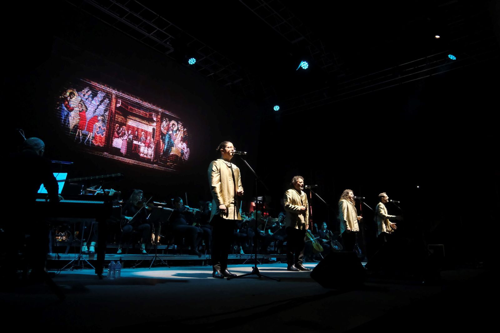 Los Cantores de Híspalis actúan en La Corredera, en imágenes