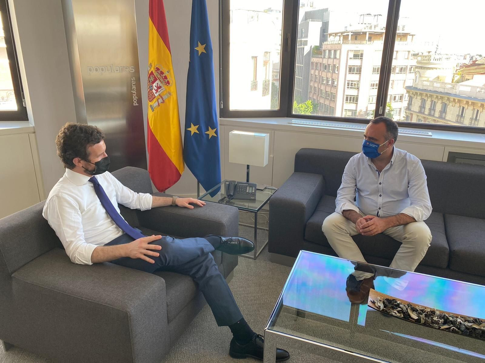 Pablo Casado y Francisco Rodríguez, en una imagen de archivo tuiteada por el presidente del PP de Granada.