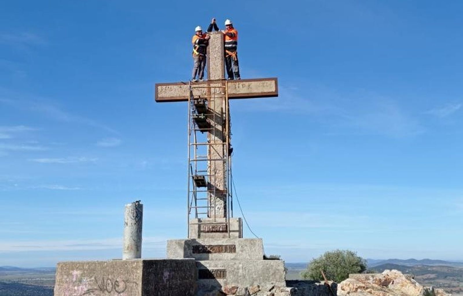 Los operarios, durante la restauración de la cruz del Peñón de Peñarroya.