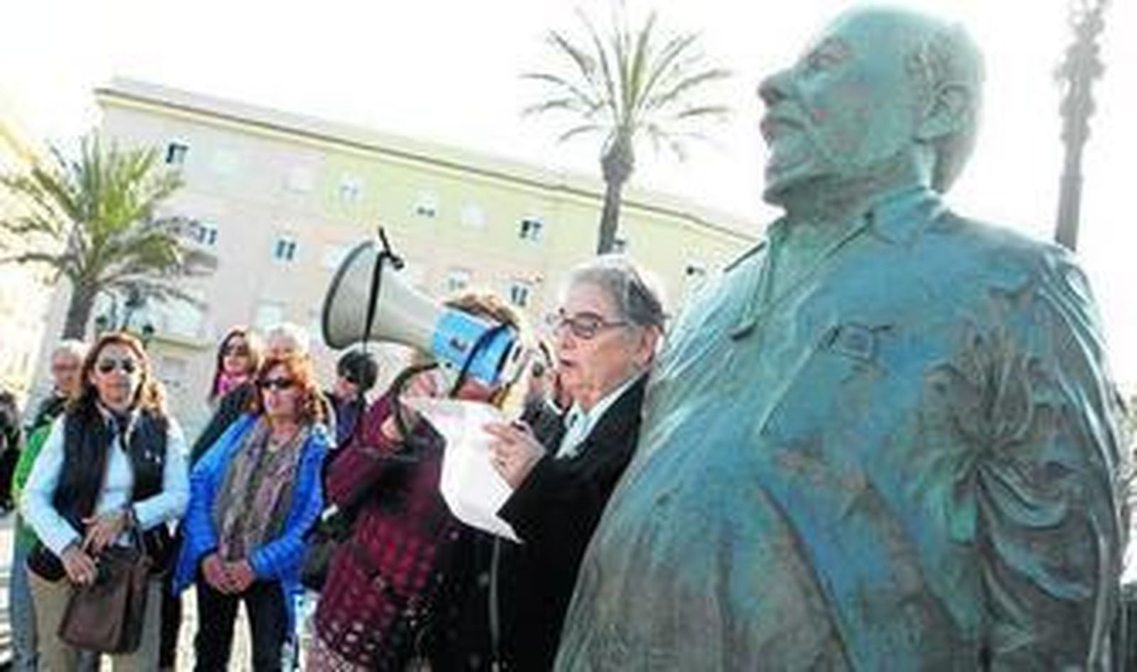 Nadia Consolani junto a la estatua de Fernando Quiñones, durante la Ruta Quiñones de 2015.
