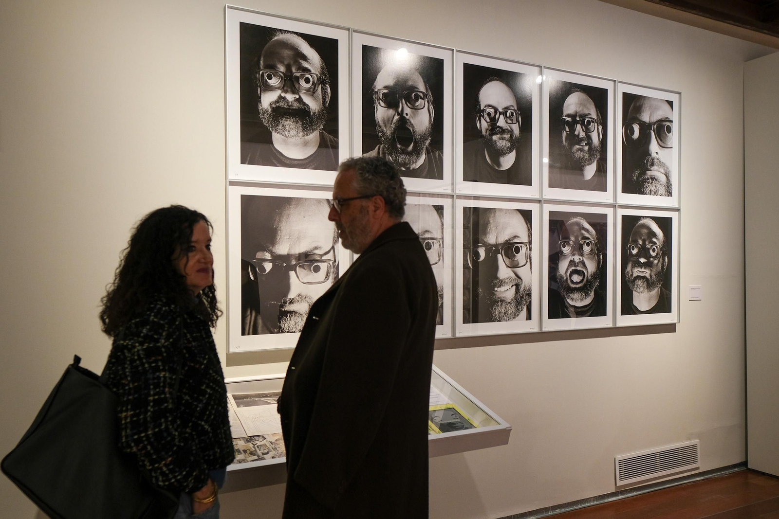 Imágenes de la inauguración de una exposición de Luis Gordillo en el Espacio Santa Clara