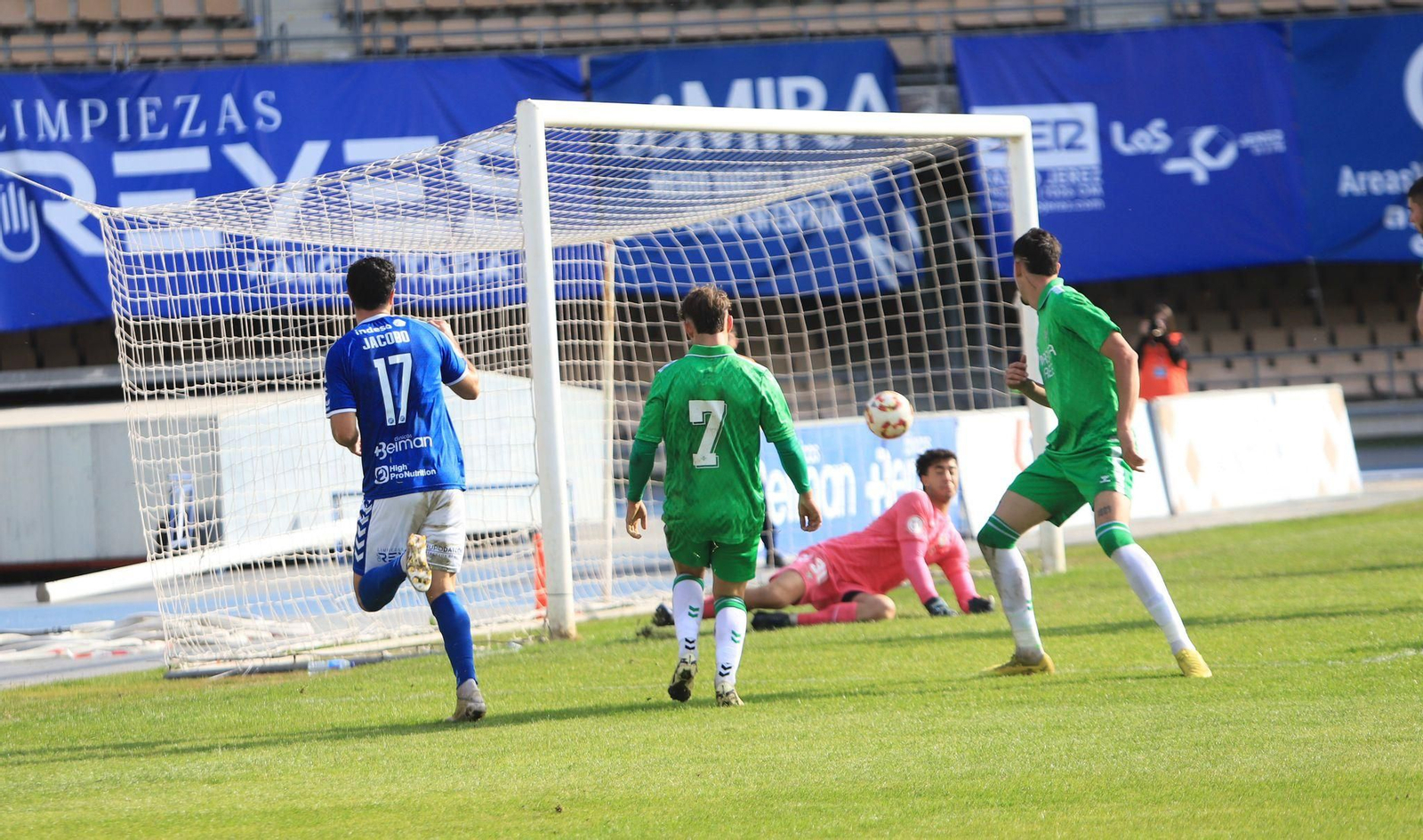 Germán, portero del Betis Deportivo, salva una buena ocasión de los azulinos.