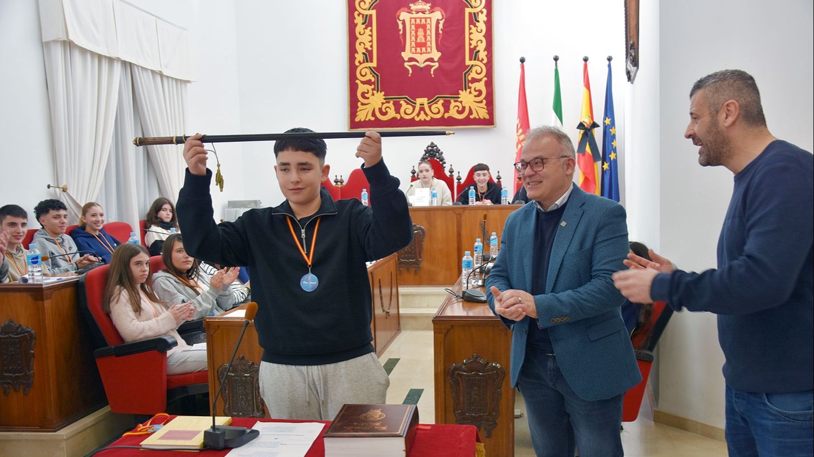 Manuel Hortal Torres, del IES “Pedro Jiménez Montoya”, recibe el bastón de mando de manos del alcalde.