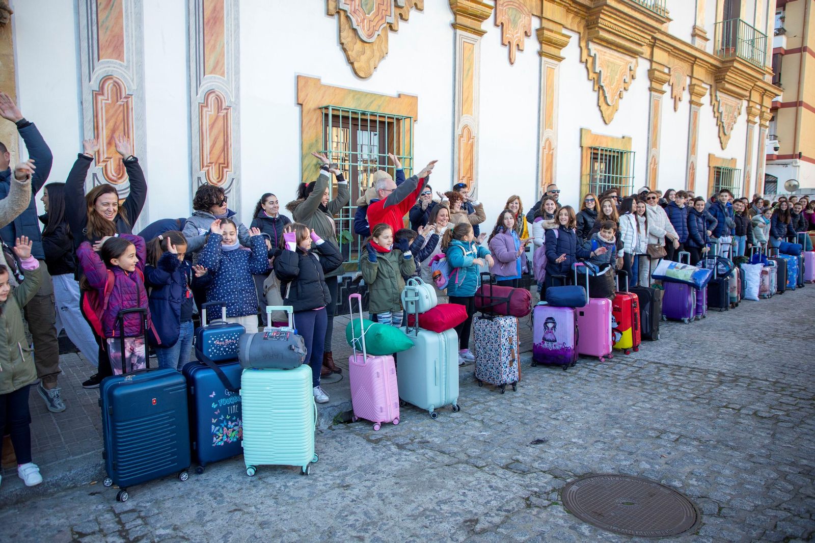 La salida de los niños que participan en los Campamentos de Navidad de la Diputación, en imágenes