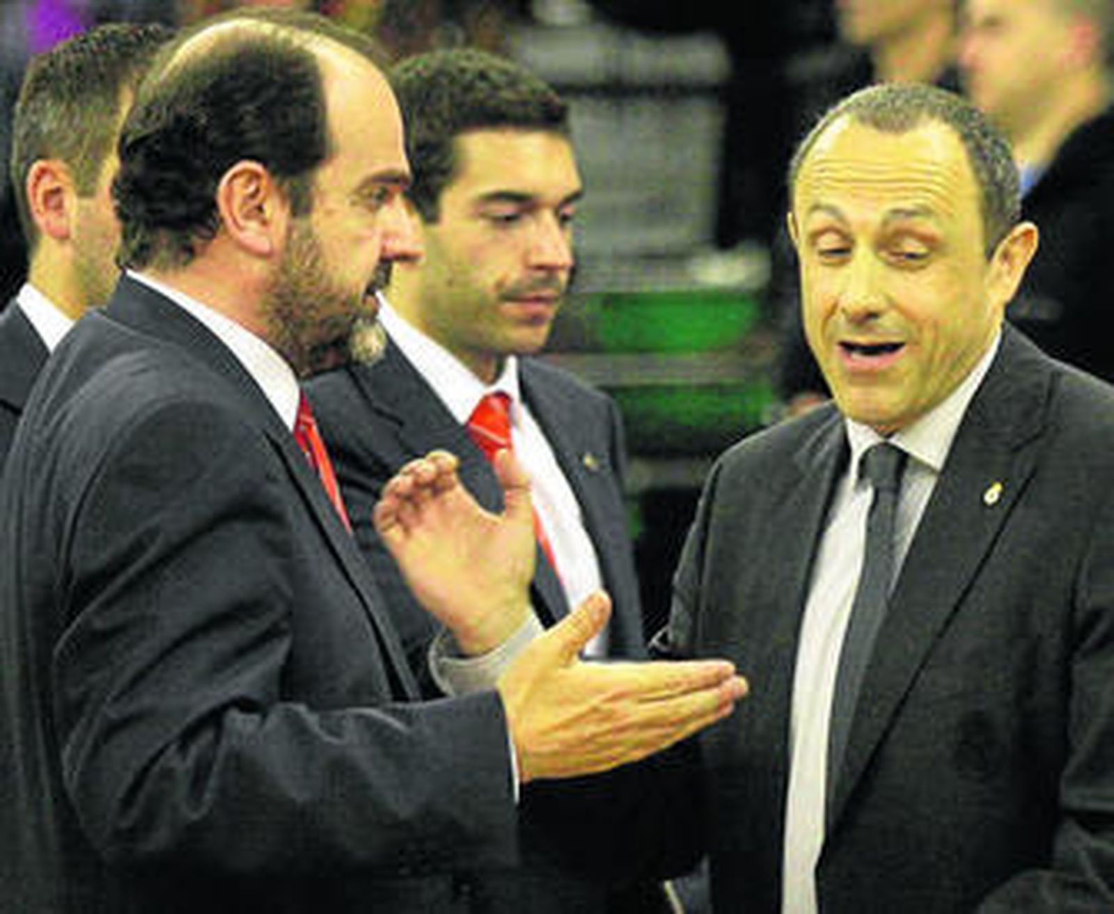 Trifón Poch y Etorre Messina intercambian impresiones de forma acalorada al final del encuentro.