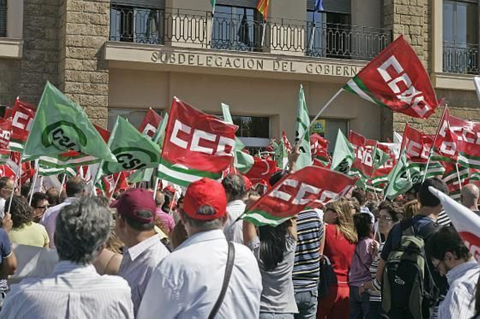 Unos 600 funcionarios se concentraron hoy como protesta por el plan de recortes del Gobierno. 

Foto: Jesus Marin