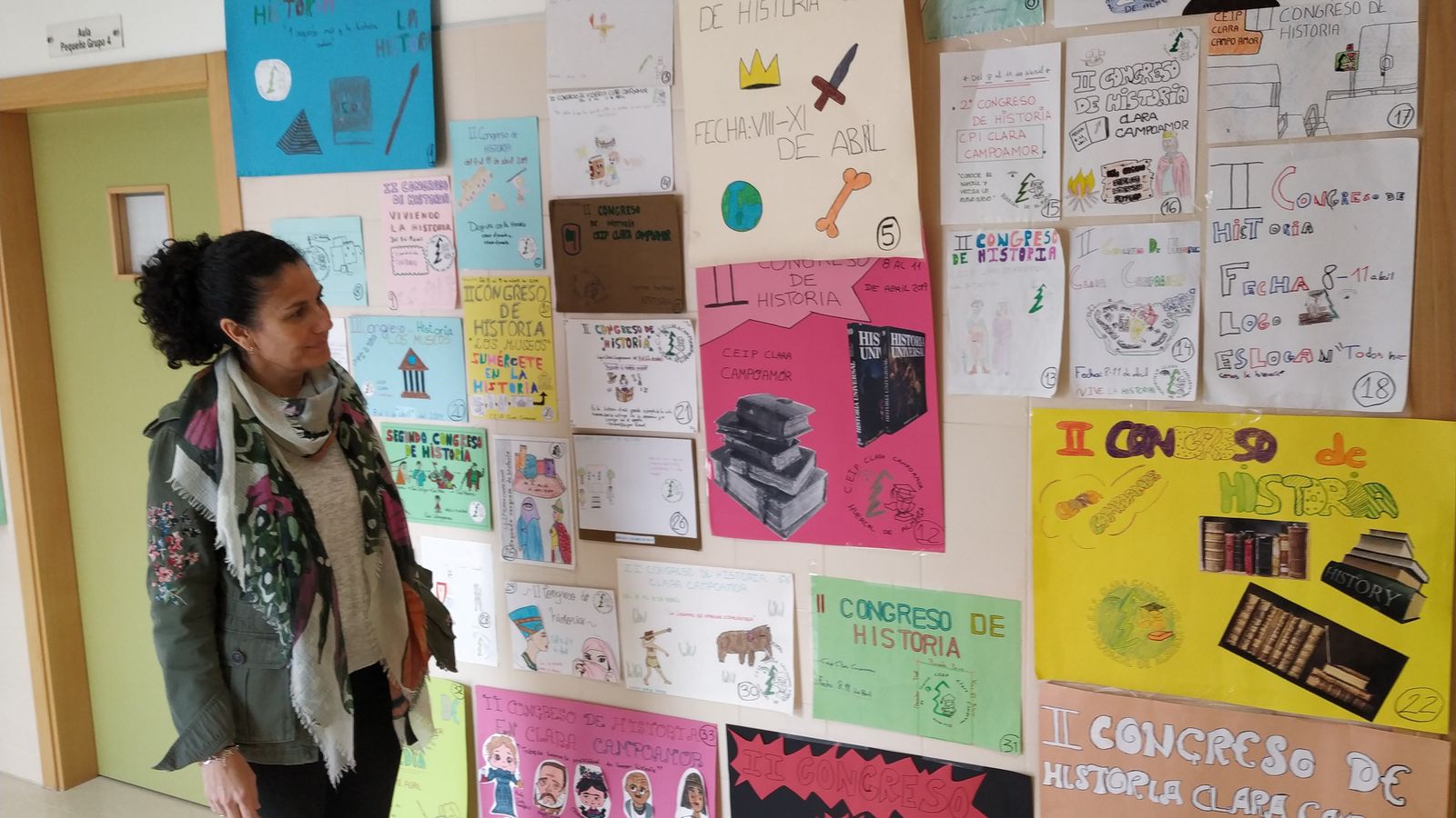 Sofía Deza, directora del CEIP Clara Campoamor, con los carteles del Congreso de Historia