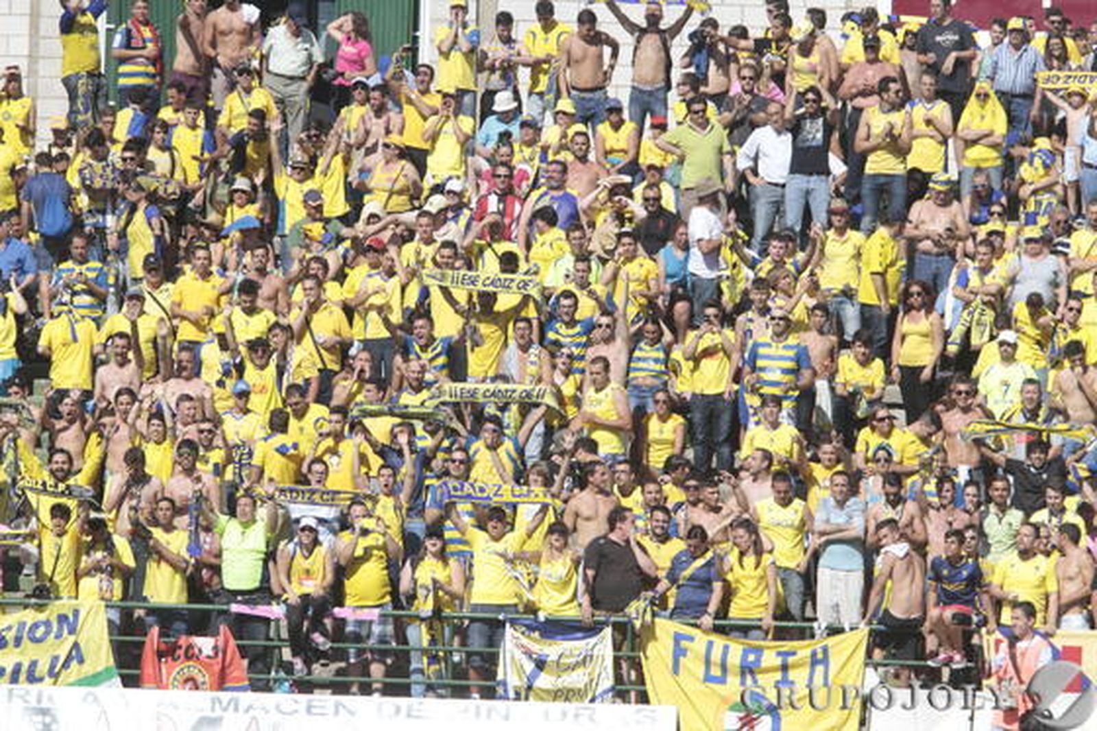 La afición vistió de amarillo las gradas del Príncipe Felipe. 

Foto: LOF