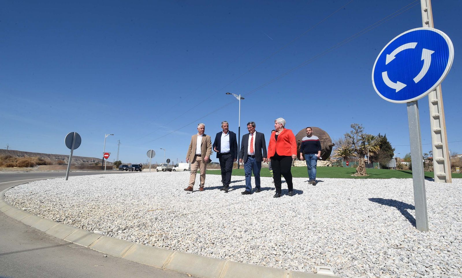 Imagen de la visita a la nueva rotonda de Benalúa