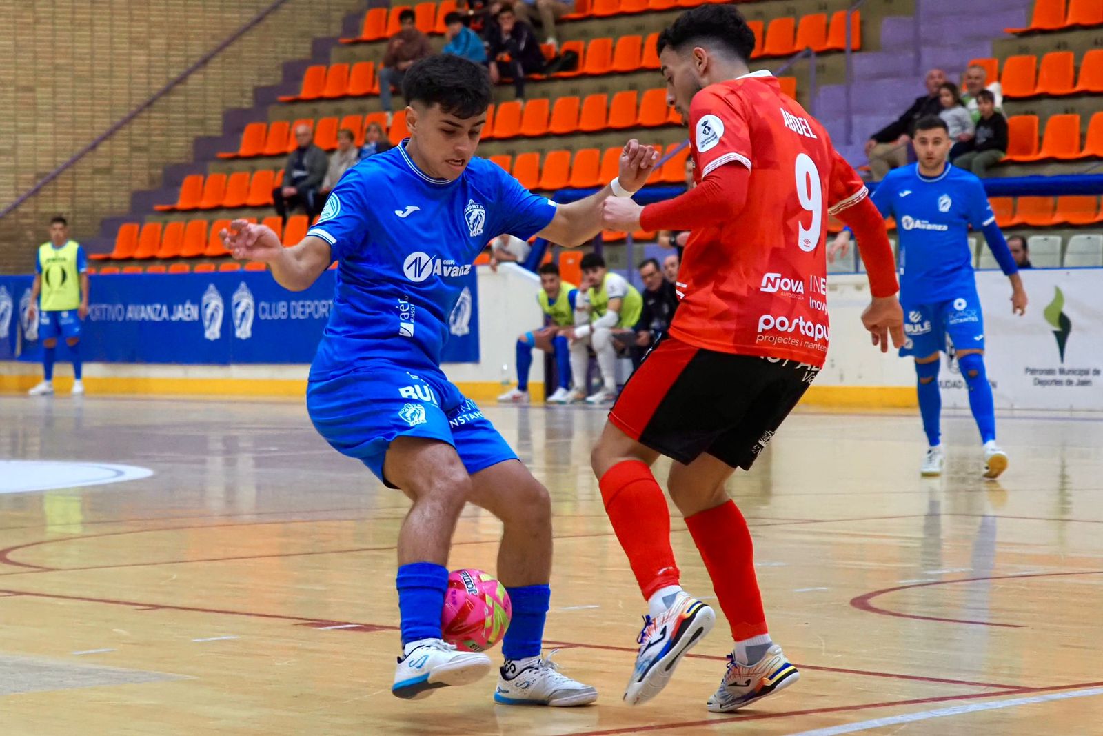 Baéz y Abdel pelean por un balón en el encuentro.