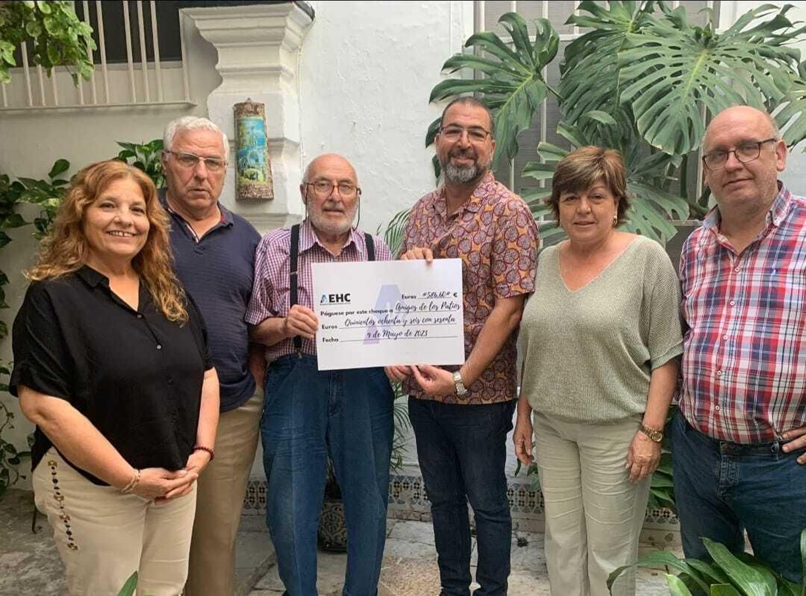 Los hosteleros, durante el acto de donación a la Asociación Amigos de los Patios Portuenses.