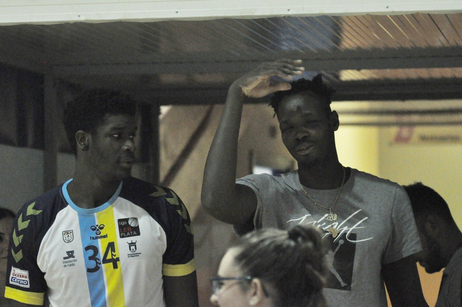 Dieng, vestido de calle, junto a Mus Barro.