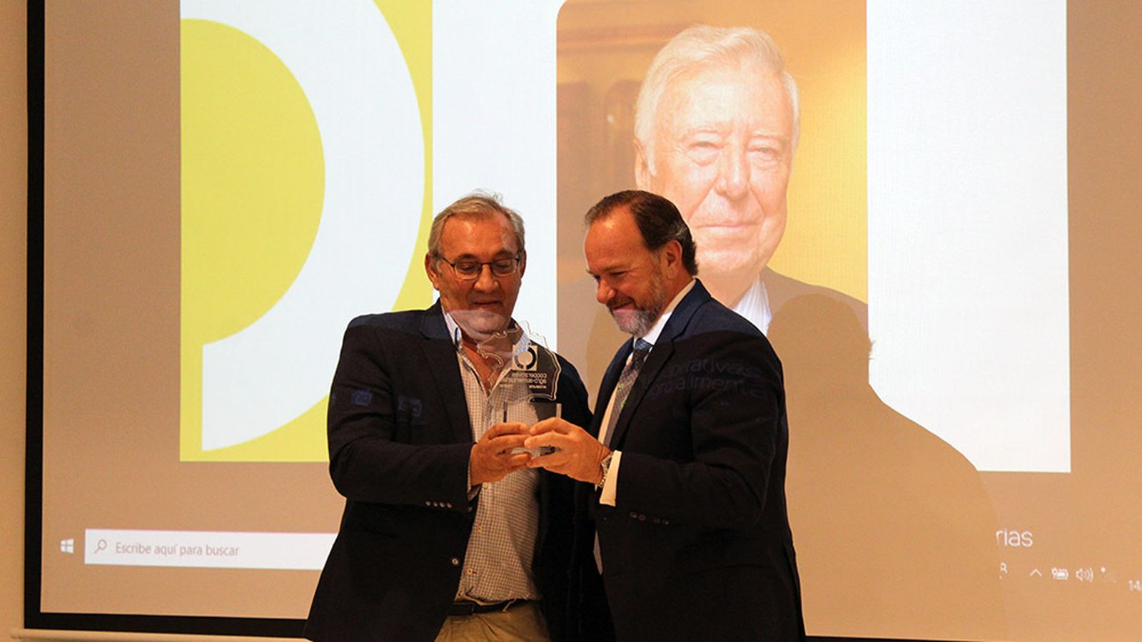 Francisco Contreras entrega a José Luis García-Palacios Álvarez una placa conmemorativa.