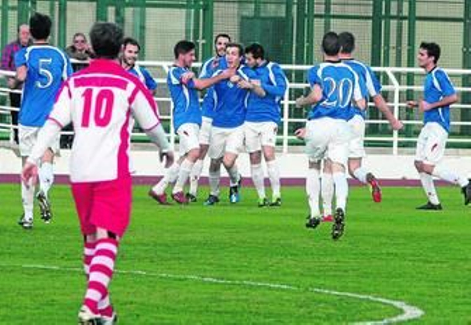 El San Roque festeja el tanto de Dani Hoyos ante el visitante Natera.