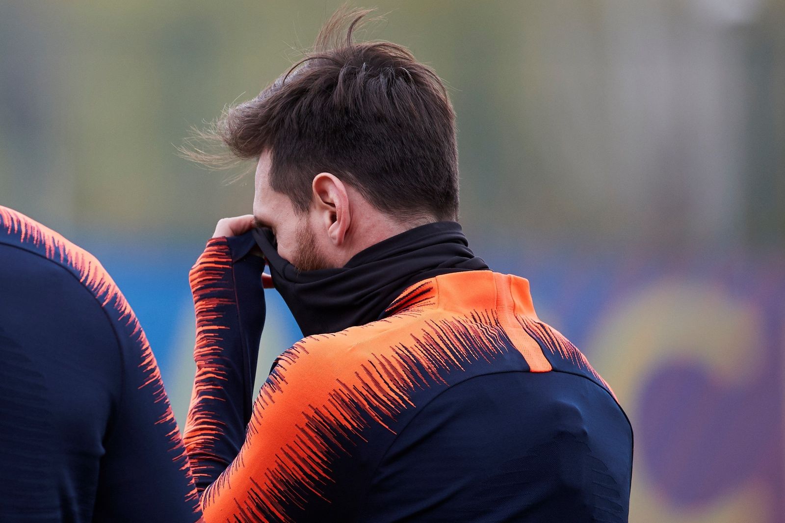 Messi, al saltar al césped de la ciudad deportiva para entrenarse ayer.