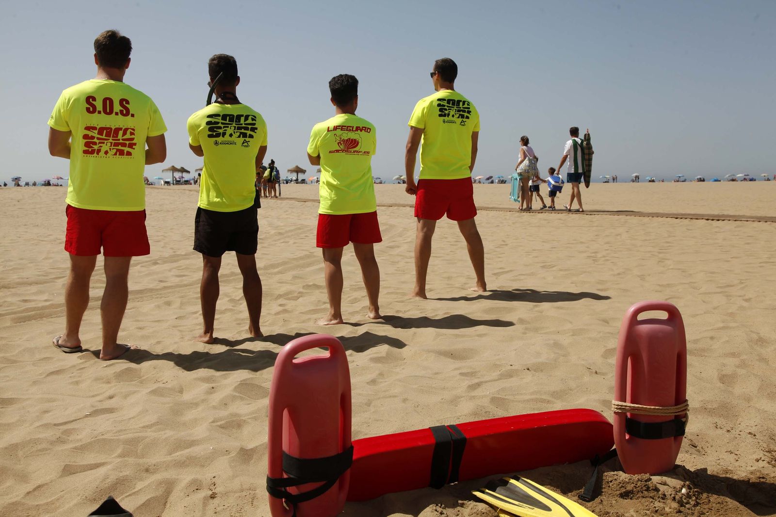Un grupo de vigilantes en la playa de Punta del Moral en campañas anteriores.