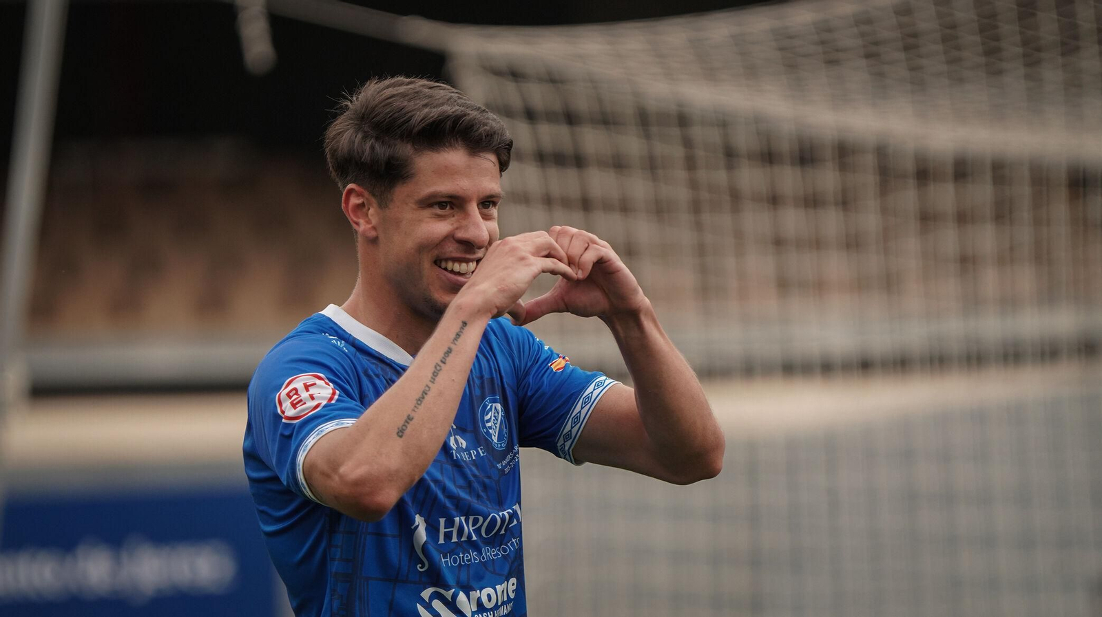 Teté hace un corazón con sus manos tras su primer gol al Espeleño.