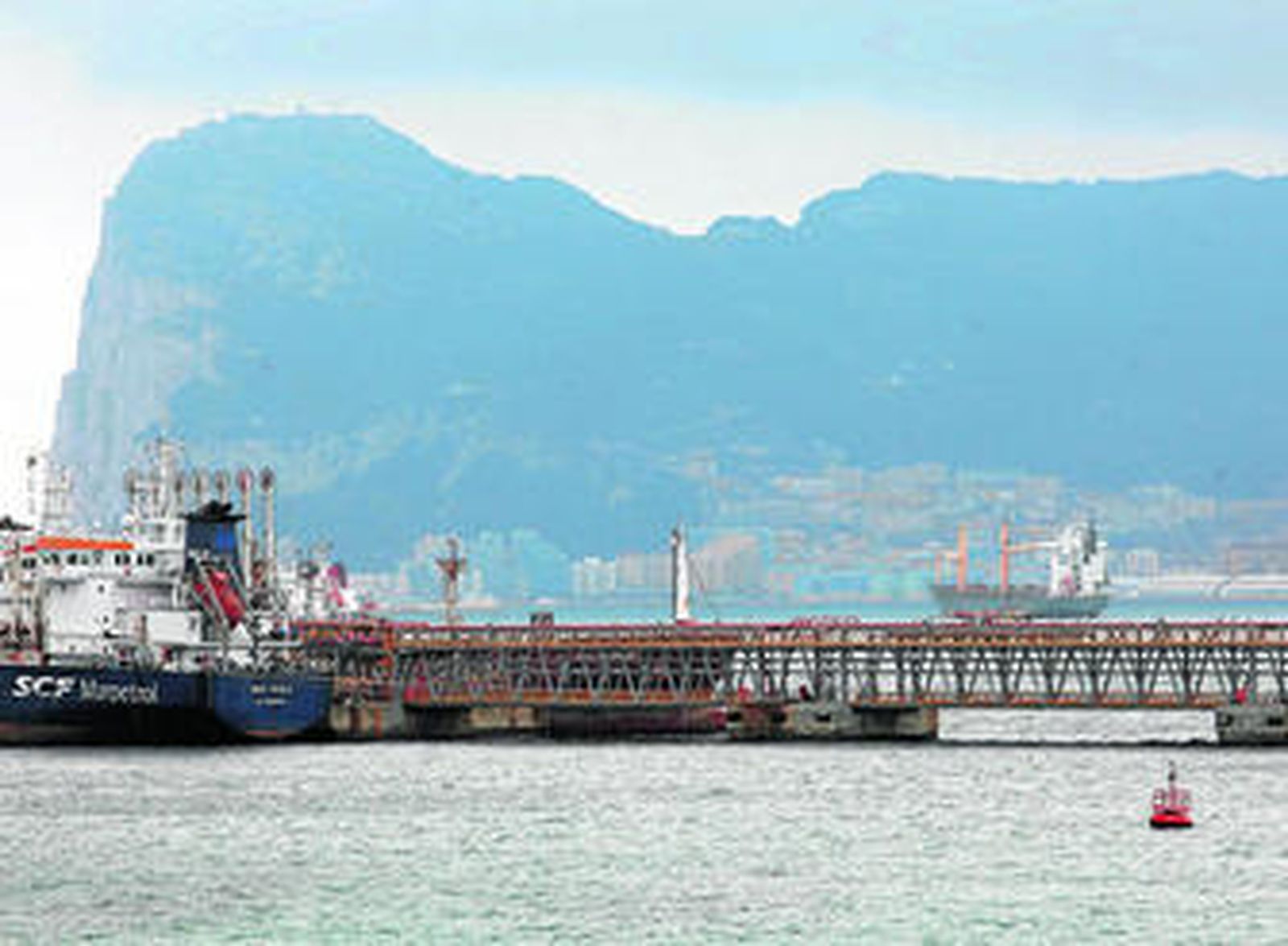 Una imagen del pantalán de Cepsa, esta semana.